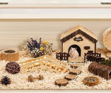 Großes Holzgehege mit Einstreu, Häuschen und Beschäftigung für einen Hamster